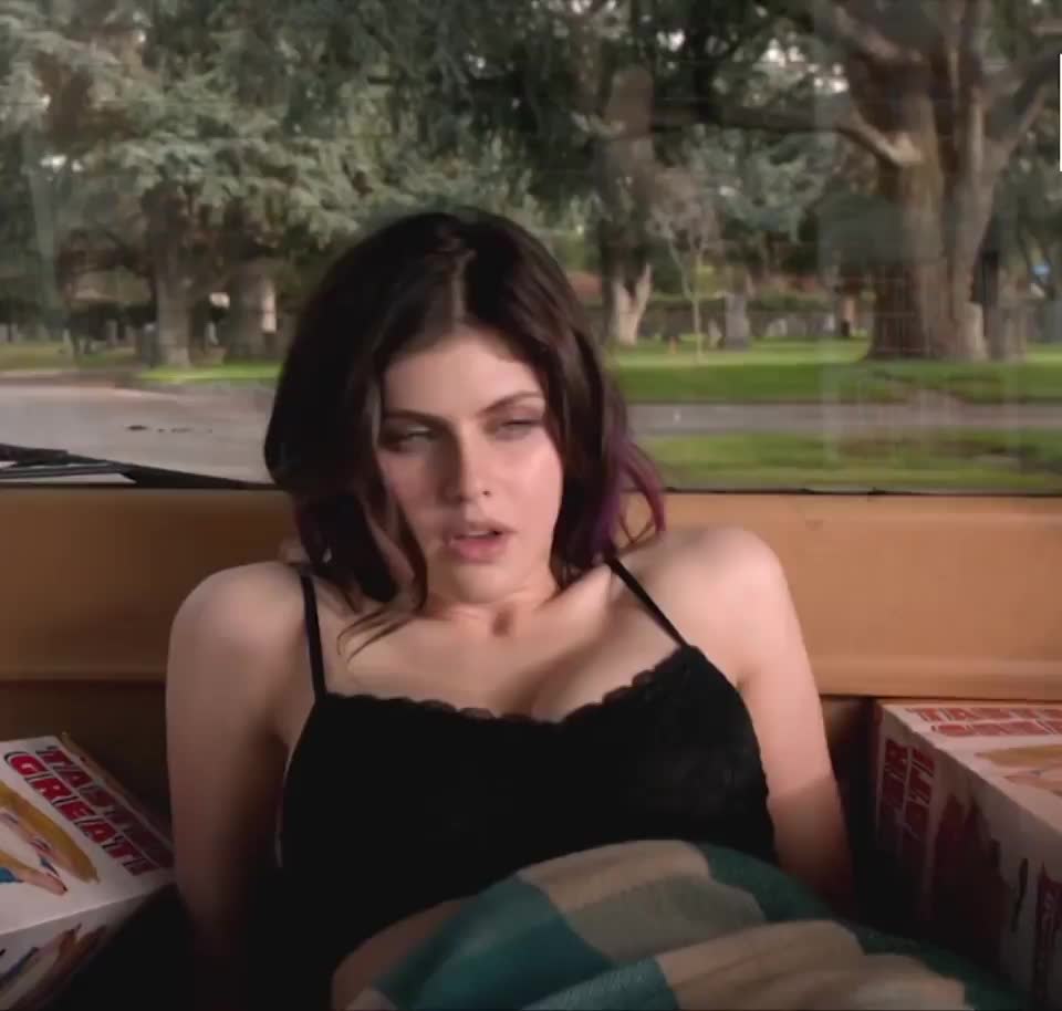 Alexandra Daddario in 'Burying the Ex' : video clip