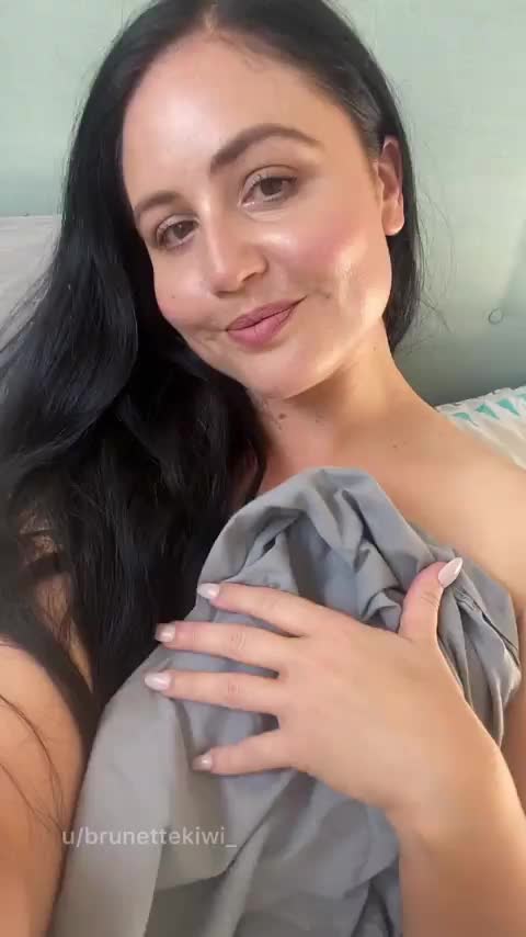 Get in bed with me, I'm ovulating : video clip