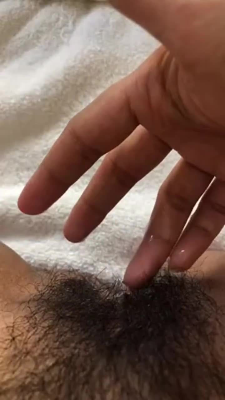 Hazy, horny, drooling hairy pussy : video clip