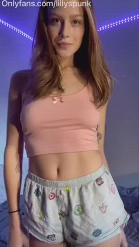 Mouthwatering Cutie Losing All Her Clothes : video clip