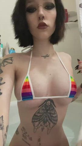 Tiny slut perky tits : video clip