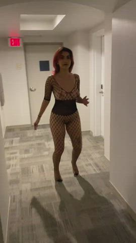 Roxie Sinner Behind the Scenes Warmup : video clip