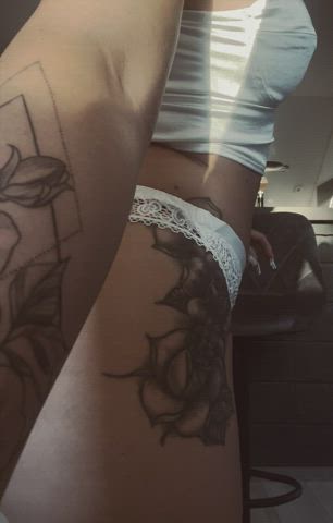Imagine yourself in the middle of my legs while I twerk, have fun! : video clip