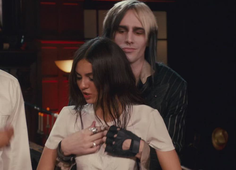 Victoria Justice boobs giggle : video clip