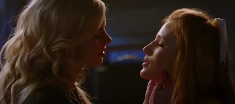 Samara Weaving & Bella Thorne : video clip