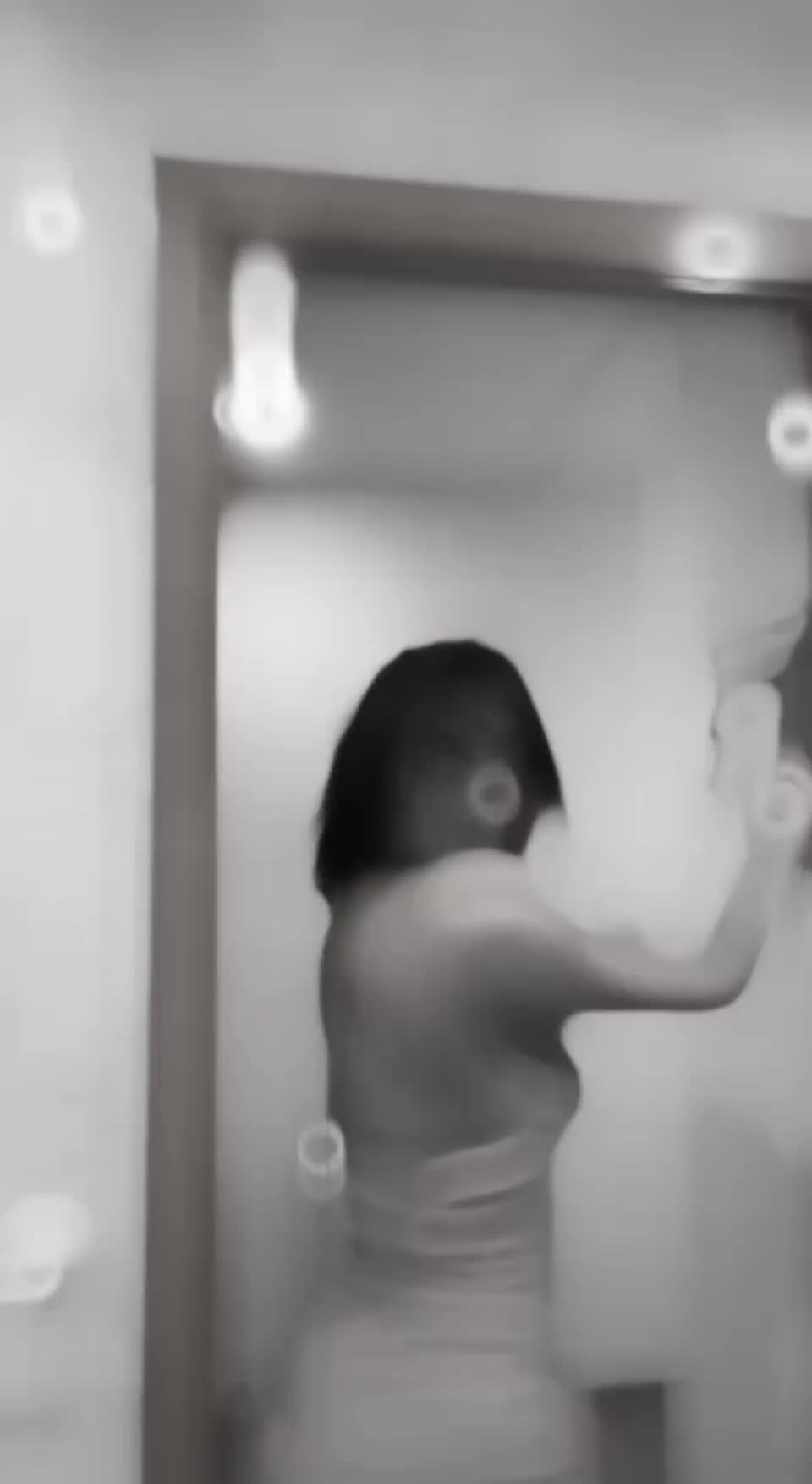 I wanna be your latina chick tonight : video clip