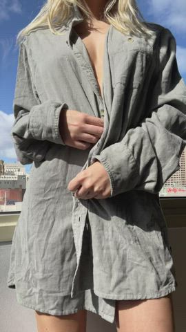 Hope you don’t mind if I wear nothing but your shirt : video clip