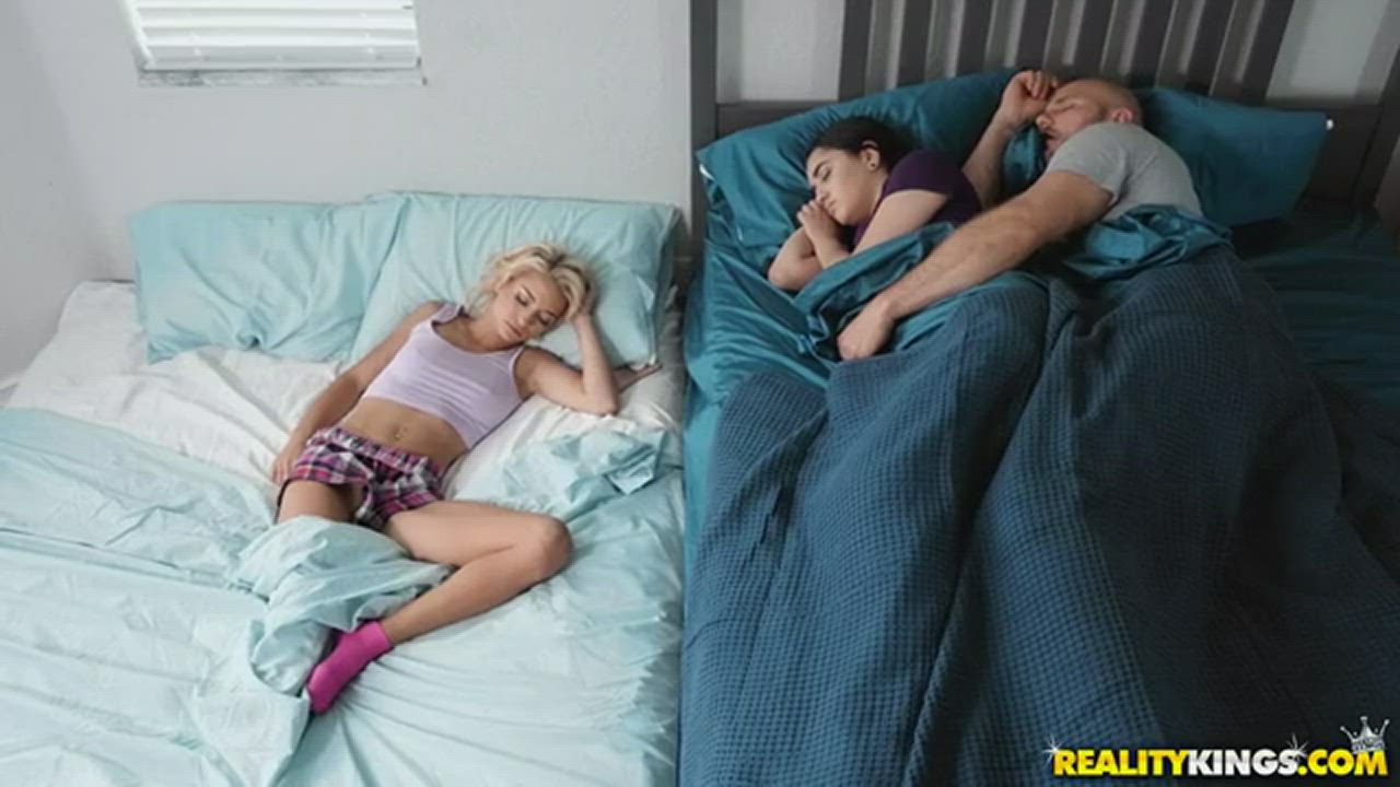 Sleepover Cheat : video clip