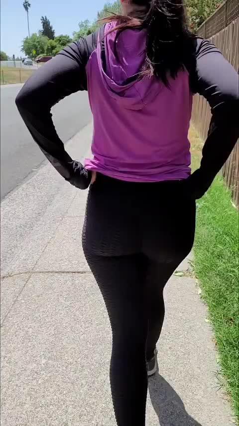 Flashing that booty : video clip
