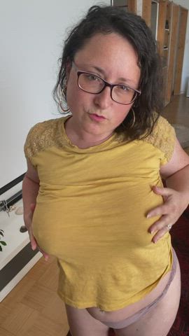 If you’re into Milfs with big tits we’re gonna get along juuuust fine : video clip