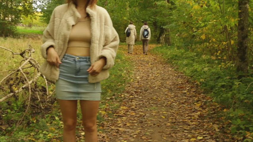 Flashing Pussy In The Park Near The Strangers : video clip