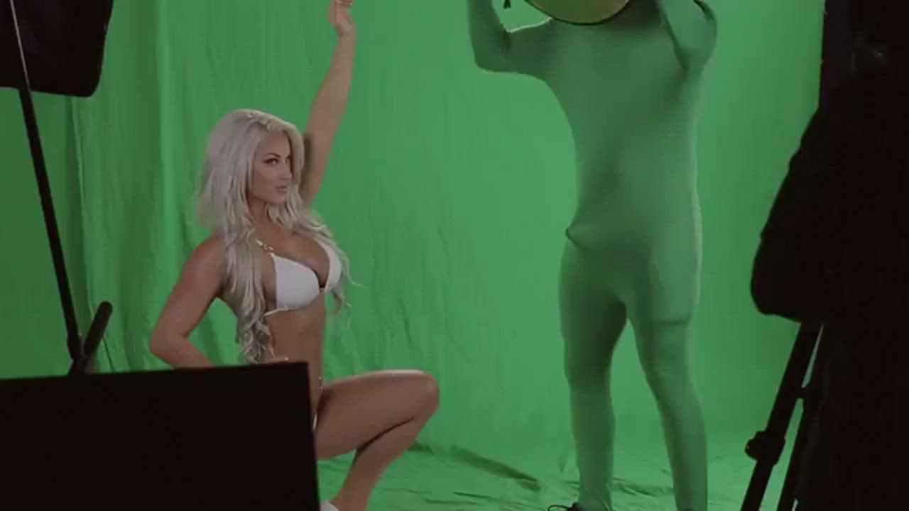 He had a hard time trying to be professional here. : video clip