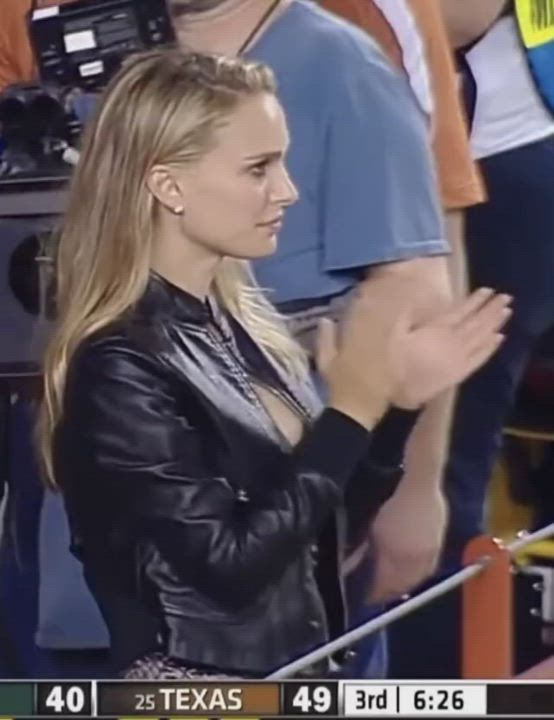 Blonde Natalie Portman is sexy af : video clip