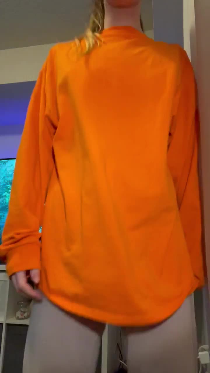 Guys are always surprised when I take off my baggy shirts : video clip