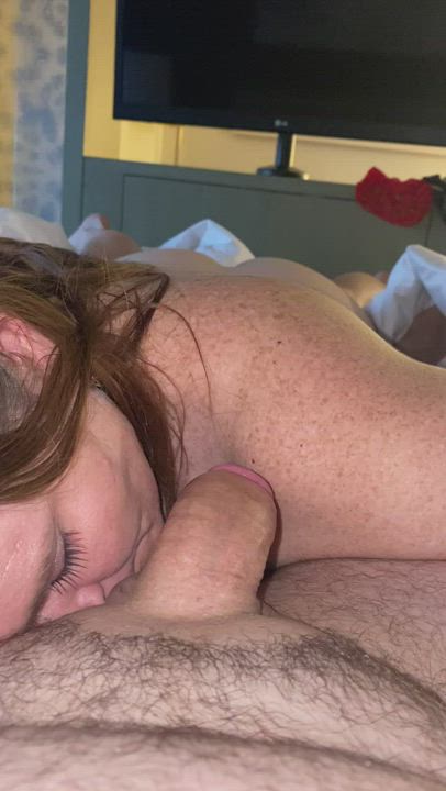 Swallowing and gulping down daddy‘s load deep in my throat. Just how I like it : video clip