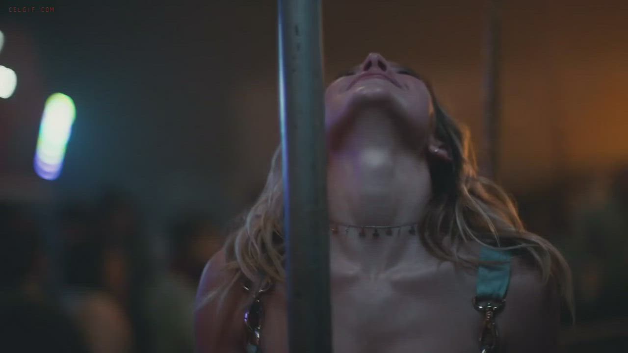Sydney Sweeney orgasming in public : video clip