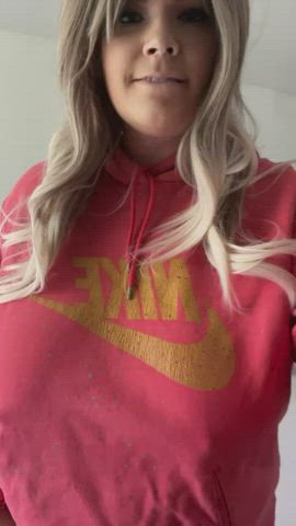 Curvy girl showing off her body and titties, how u like it? 31F : video clip