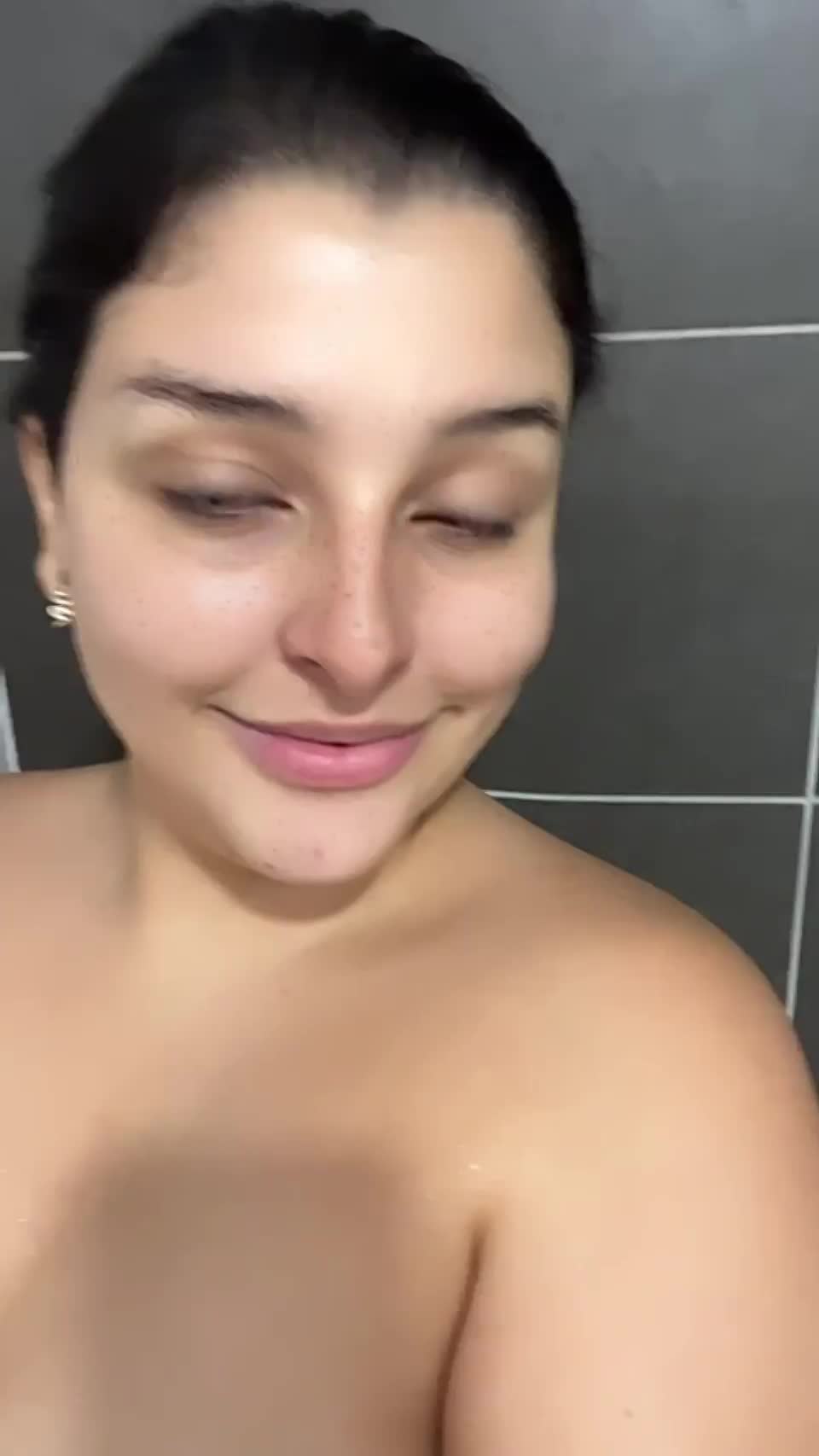 I want to know who wants to taste my Asian-Latina bimbo ass 🍑 : video clip