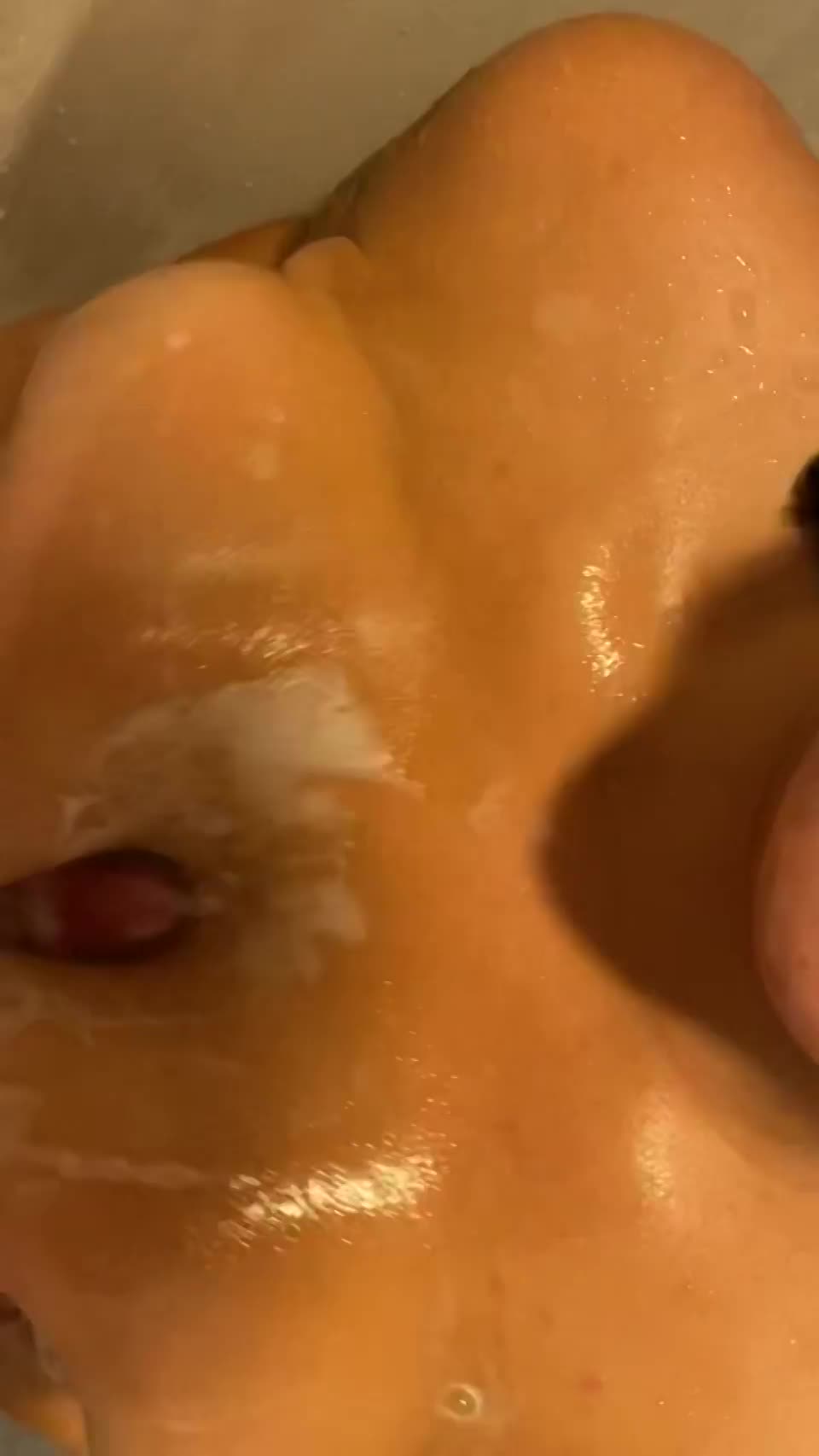 Milking him with my tits in the shower : video clip