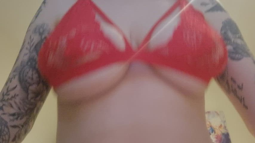Trying to hypnotise you with my titties : video clip