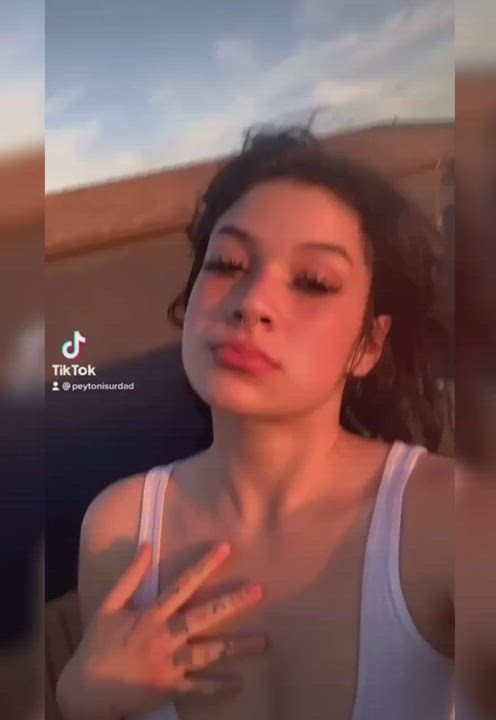 Cute girl with big tits : video clip