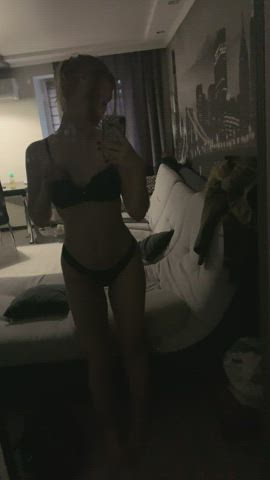 Come get naked with meBlondie looking to get clapped : video clip