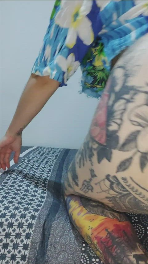 Mommy's natural ass would love to sit in your face : video clip