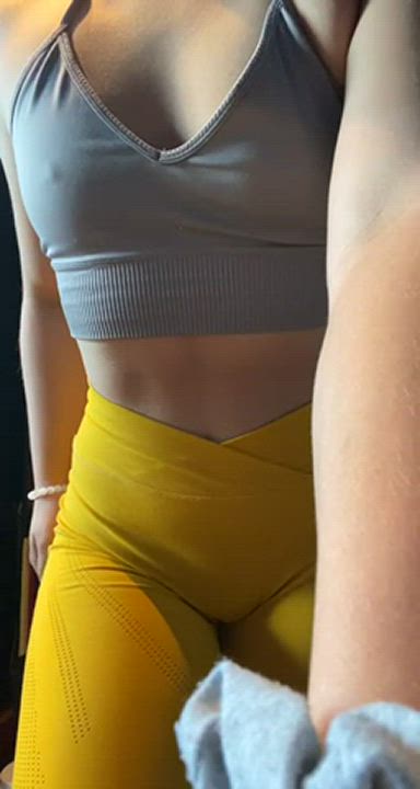 What do you think of my leggings today?☺️💛 : video clip