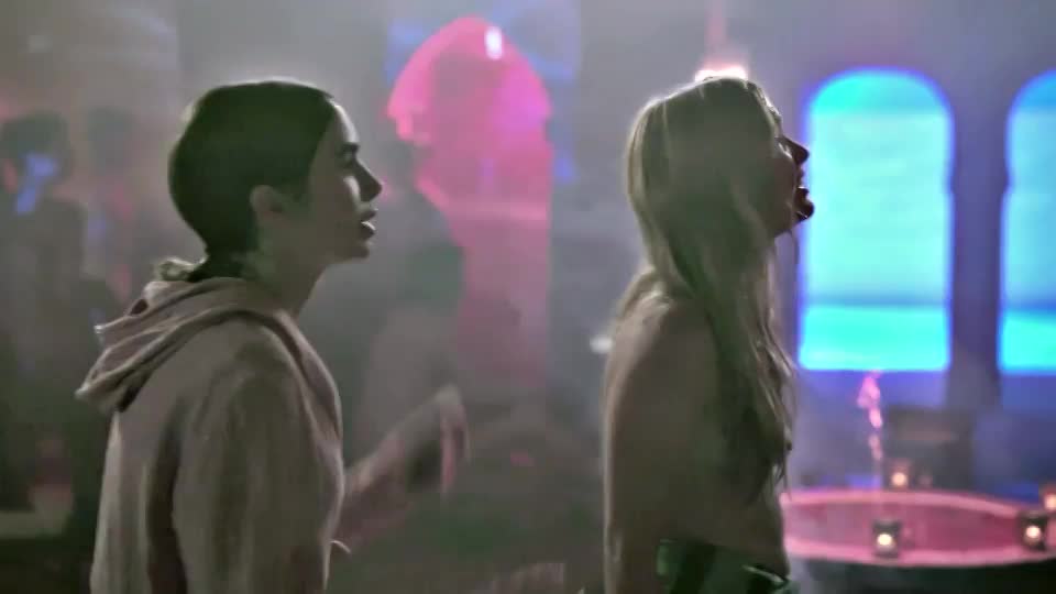 Camille Razat, Anaïs Weill, Nassima Benchicou & Léa-Surya Diouf in Emily in Paris [S2E3-2021] : video clip