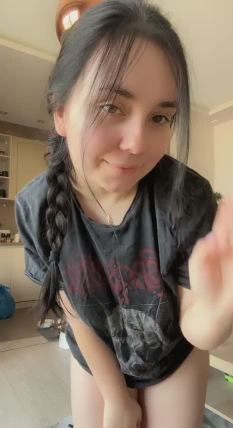 I really like wearing oversized tshirts to college to hide my body : video clip
