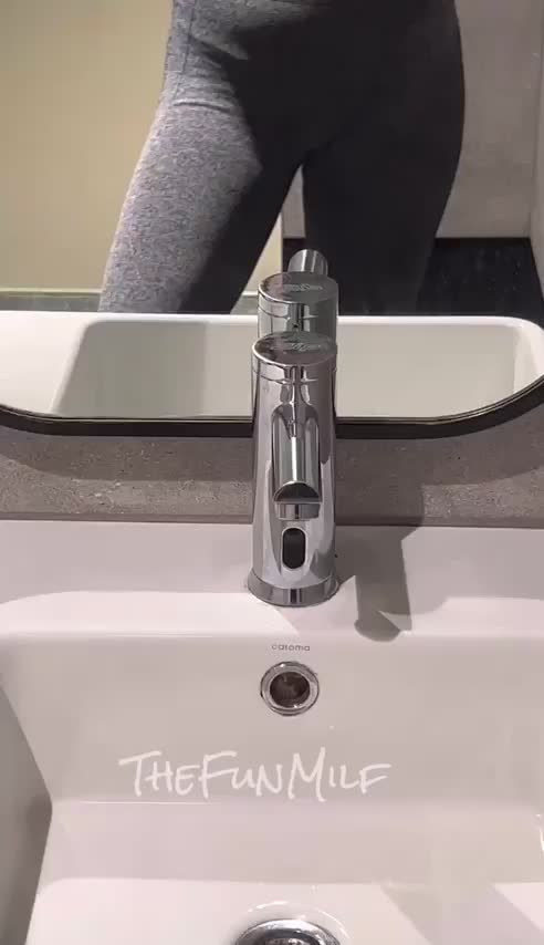 I’m known as the mom at the gym who doesn’t wear bras! [GIF] : video clip
