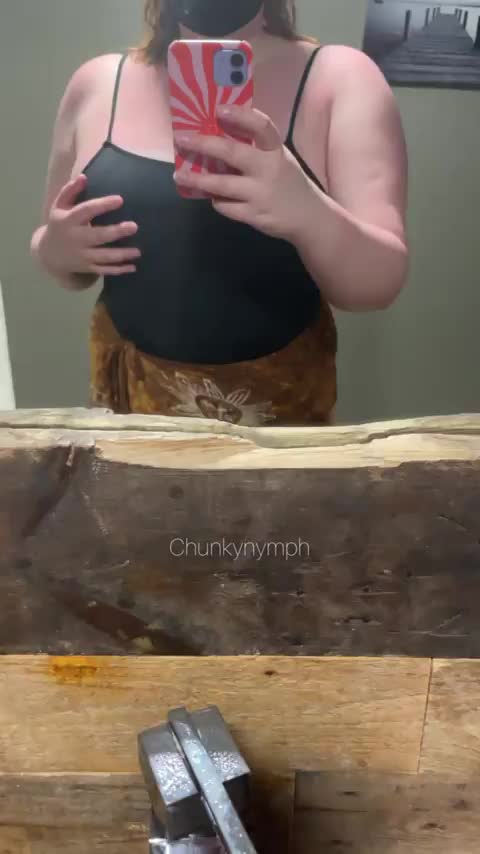 In a bathroom by the beach [GIF] : video clip