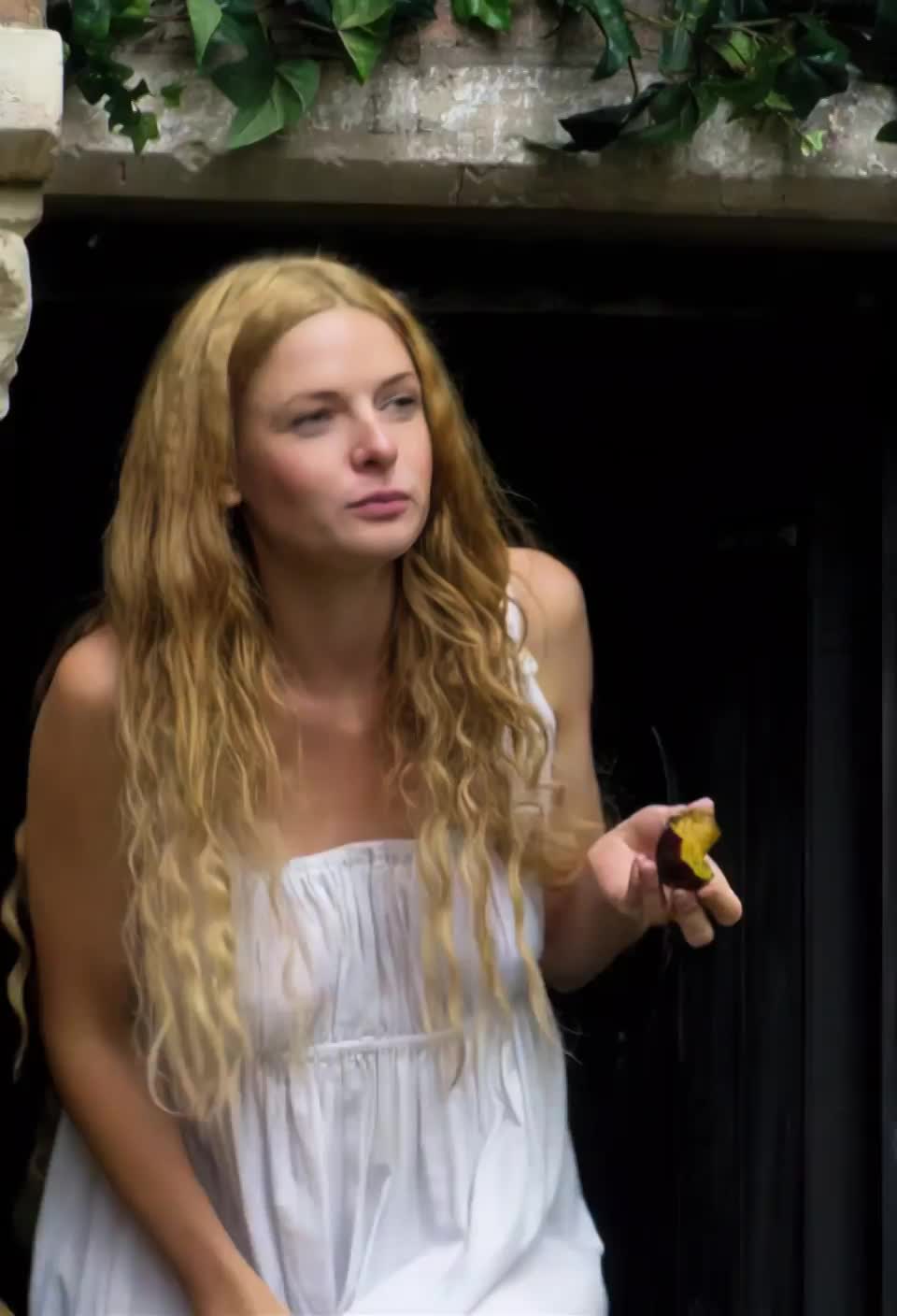Rebecca Ferguson See Through Plot in The White Queen(2013) : video clip