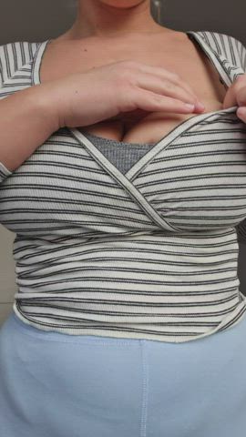 35 yo Mom of 2, I want your cock between my boobs : video clip