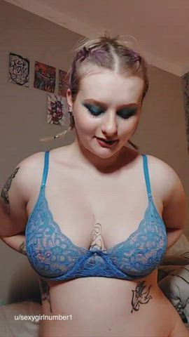 My tits need a caress : video clip
