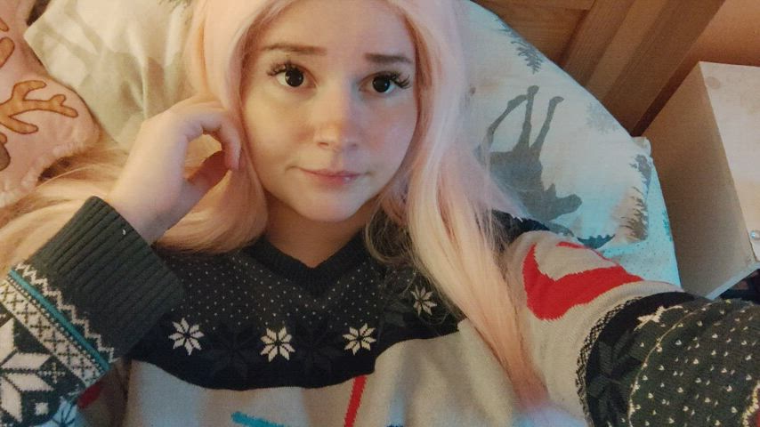 Doing a cozy little boob reveal for you : video clip