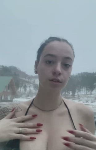 Who is this chick? : video clip