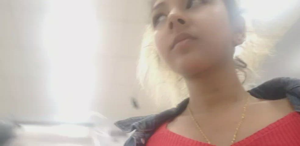 im an avid no bra tit flasher 😁 [GIF] : video clip