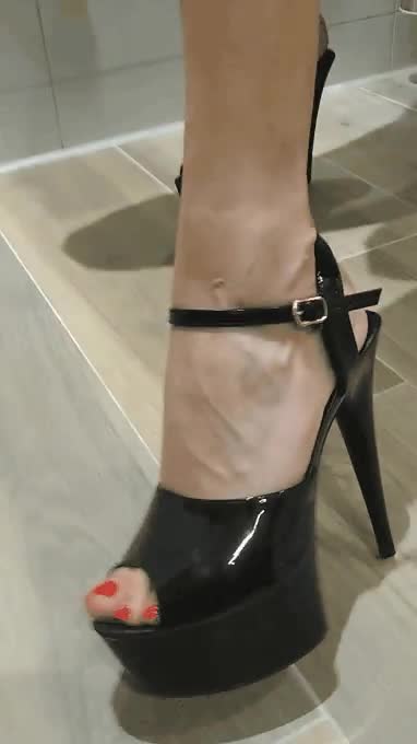 Would you worship my beautiful feet/ black high heels if u had the change baby? 39yo MILF : video clip