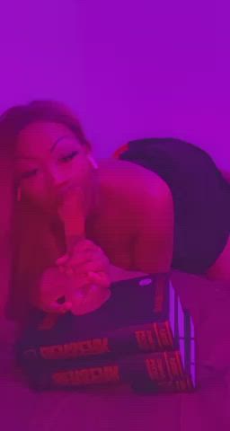 Ass shaking & Dildo sucking : video clip