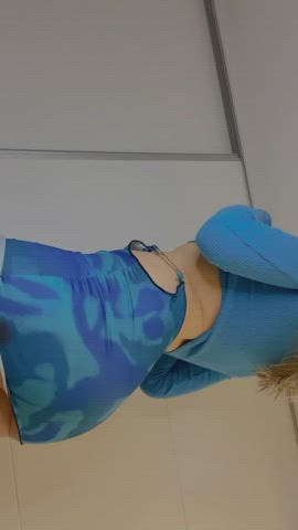 not wearing panties makes everything easier when going out with friends : video clip