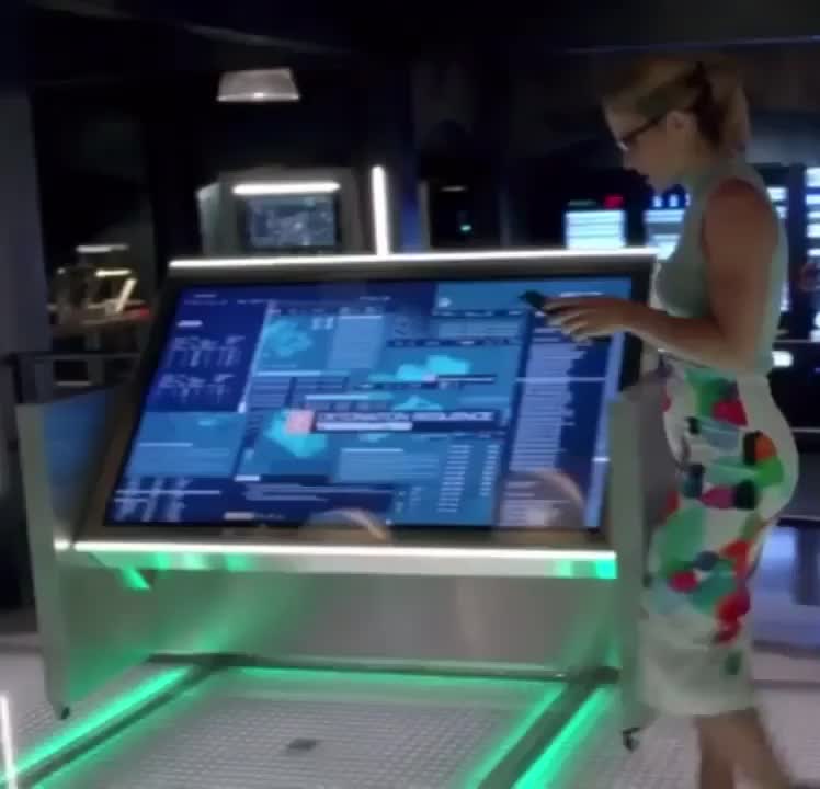 Emily Bett Rickards : video clip