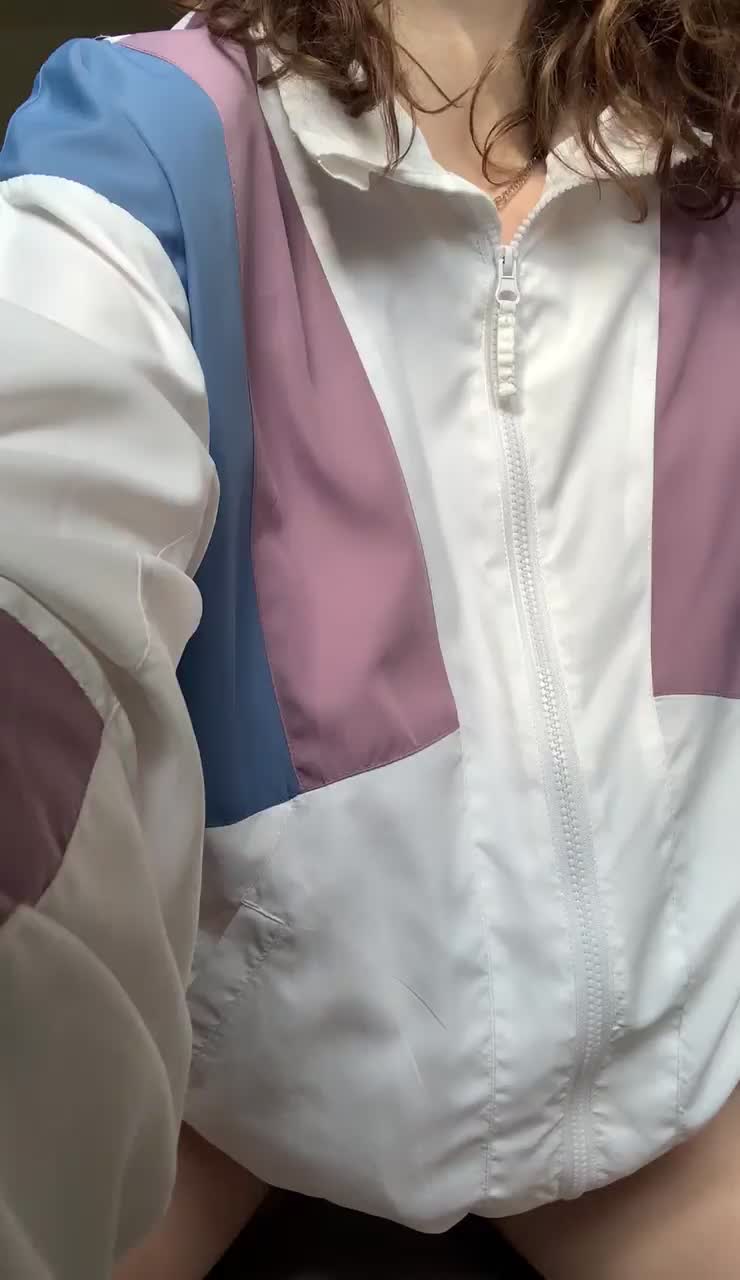 My jacket hides my tits quite well😈 : video clip