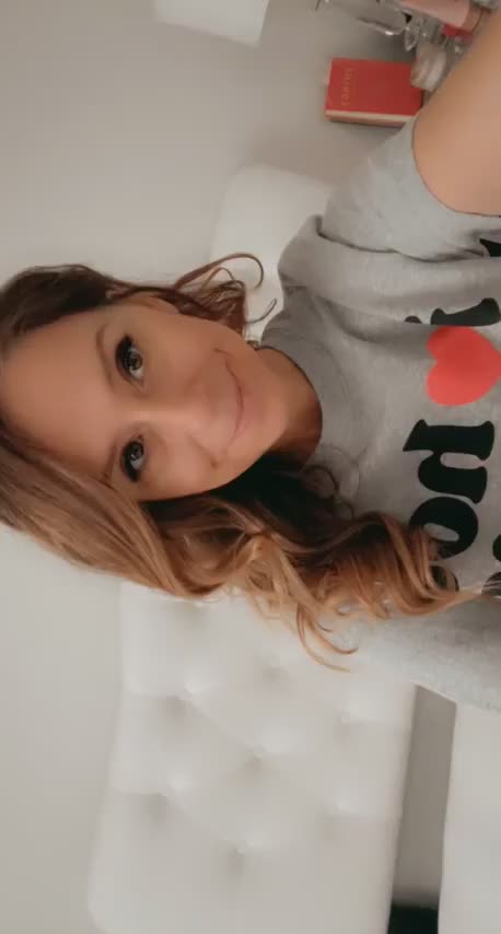 [F] 40 something, do you think I could join the hot moms club? : video clip