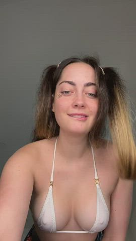 My pussy needs a few kisses : video clip