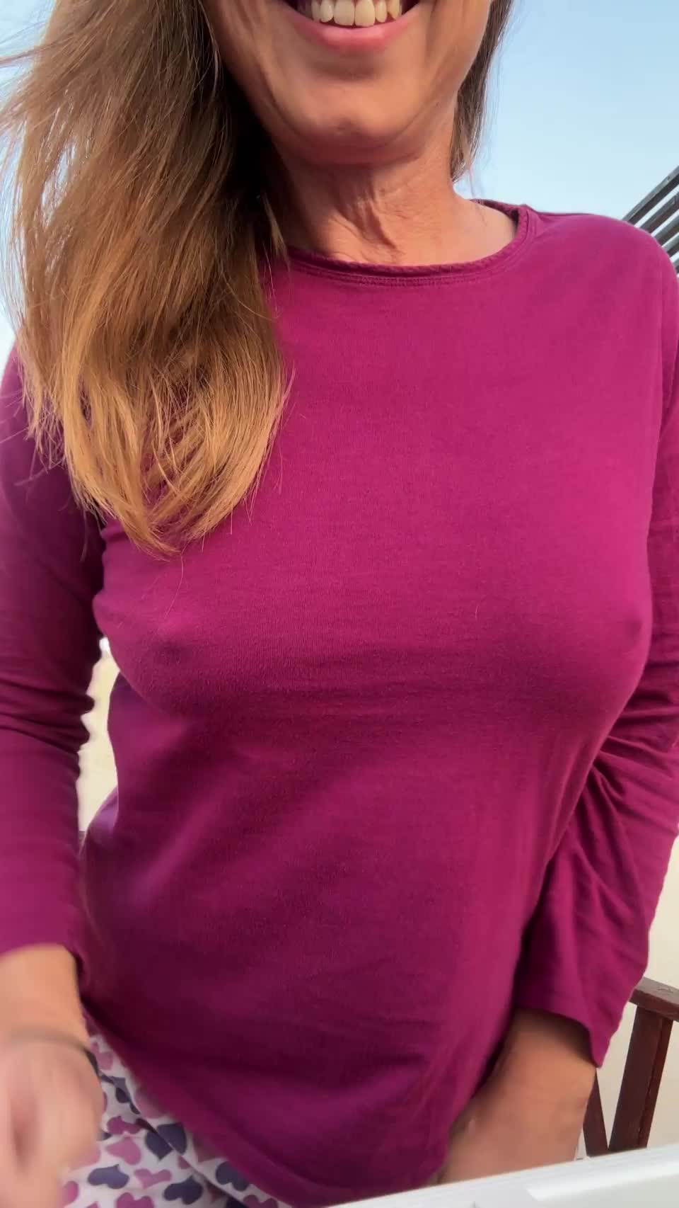 Having friendly rooftop neighbors is the best. Especially when they're a hot MILF in PJs. F48 : video clip