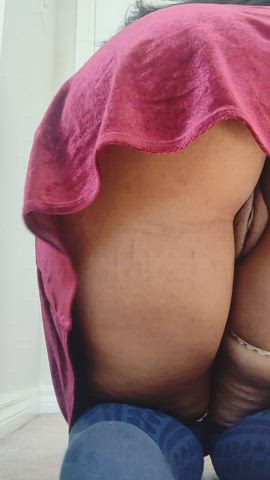 Wearing nothing under skirts is fun to do : video clip