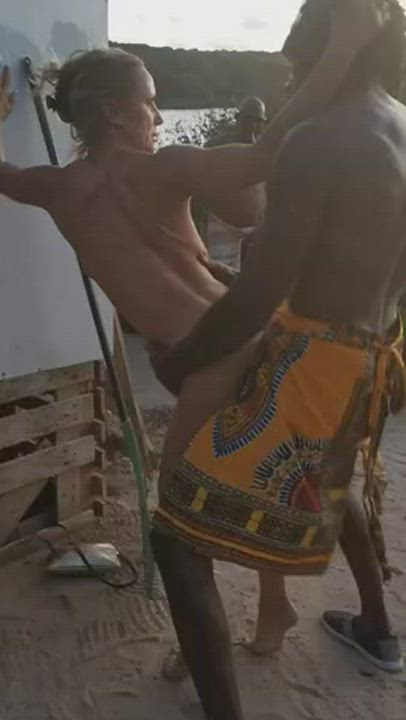 Enjoying her vacation : video clip