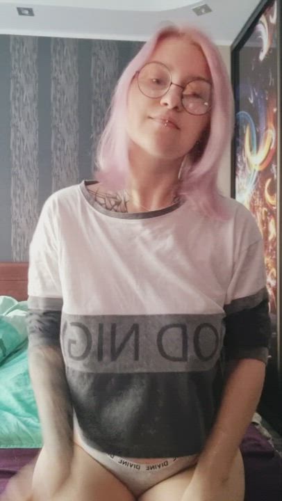 I'm 22 girl and it's my thick body, can I drop my titts on your face? : video clip
