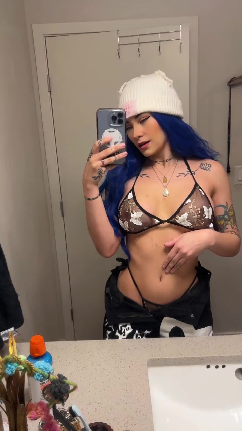 This top leaves nothing to the imagination : video clip